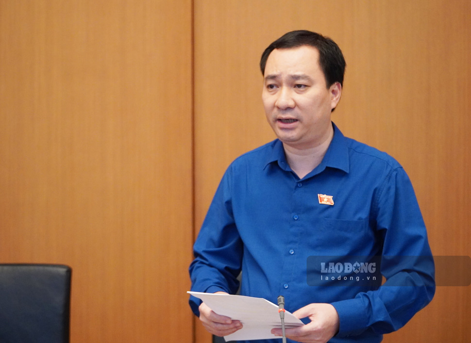 Đại biểu Vũ Văn Tiến - Đoàn đại biểu Quốc hội thành phố Hải Phòng phát biểu tại phiên thảo luận tổ. Ảnh: Hạo Thiên