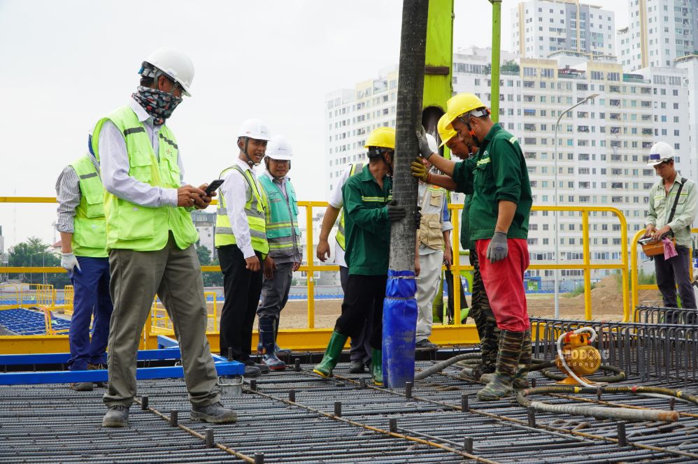 Công nhân thi công đúc dầm phục vụ dự án đường sắt Bến Thành - Cần Giờ.