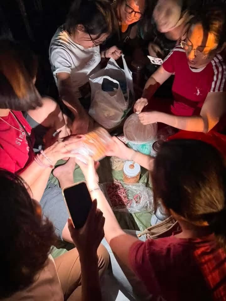 Chuẩn bị đồ ăn chờ vé xuyên đêm.