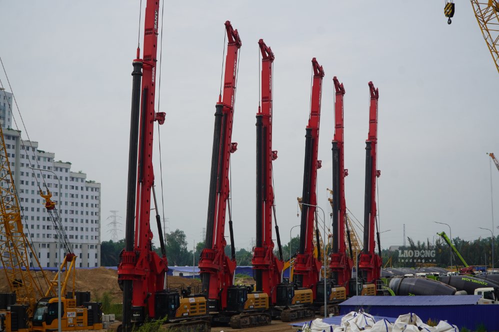 Máy móc, thiết bị được huy động phục vụ thi công tuyến đường sắt Bến Thành - Cần Giờ. Ảnh: Chân Phúc