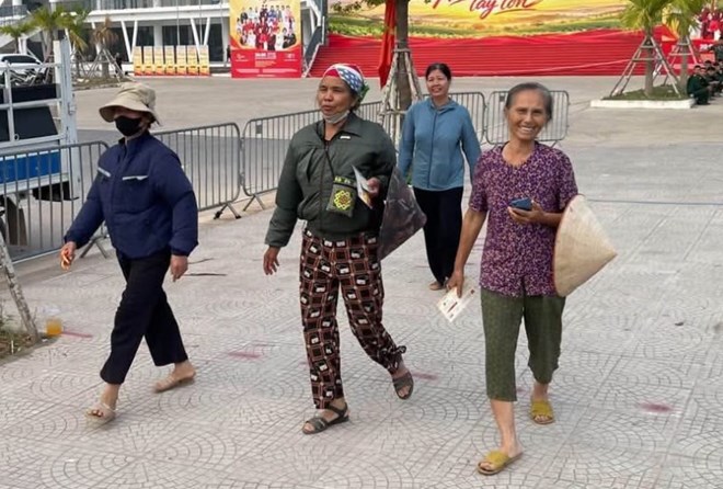Hàng nghìn người thức xuyên đêm chờ nhận vé concert